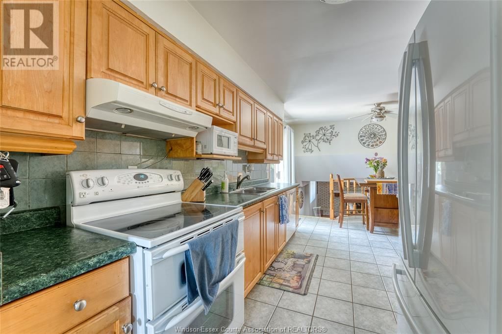 9944 HOLLY CRESCENT Image 12