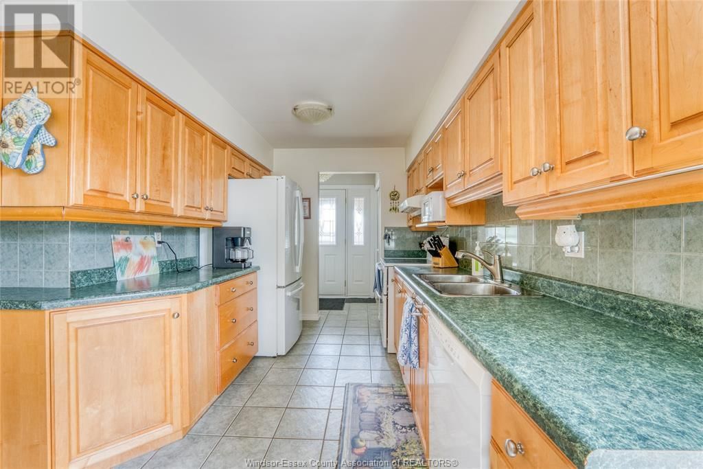 9944 HOLLY CRESCENT Image 13