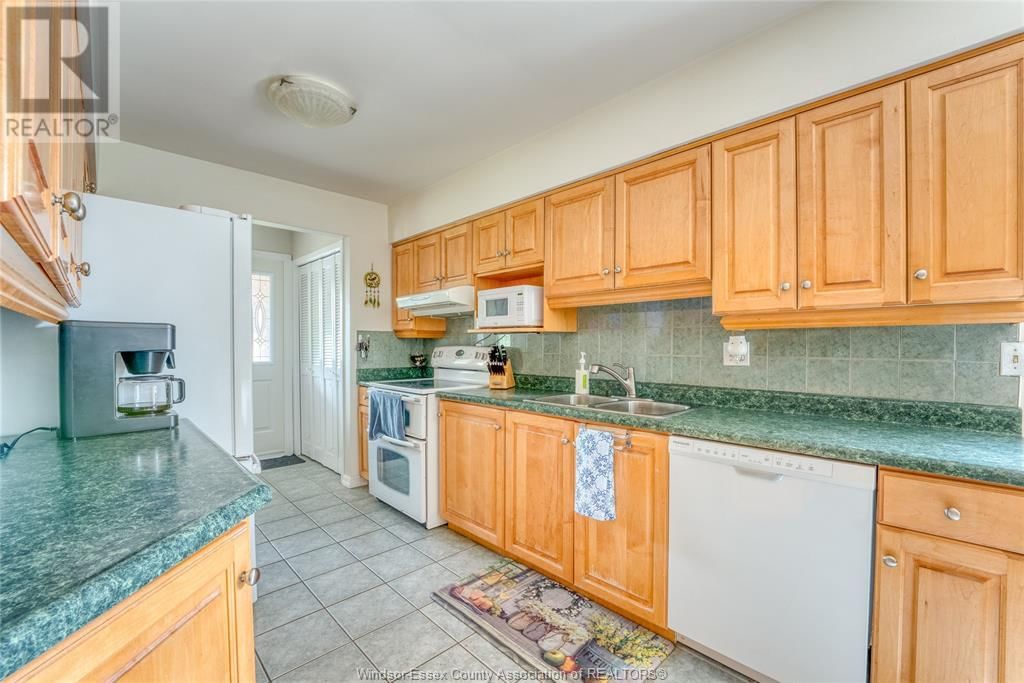 9944 HOLLY CRESCENT Image 14