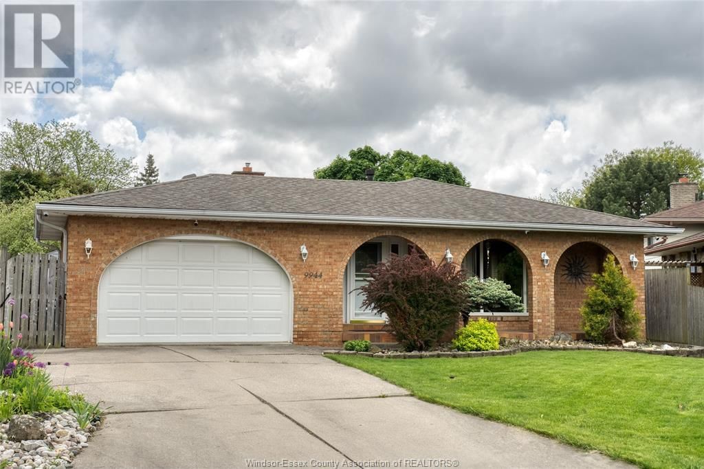 9944 HOLLY CRESCENT Image 2