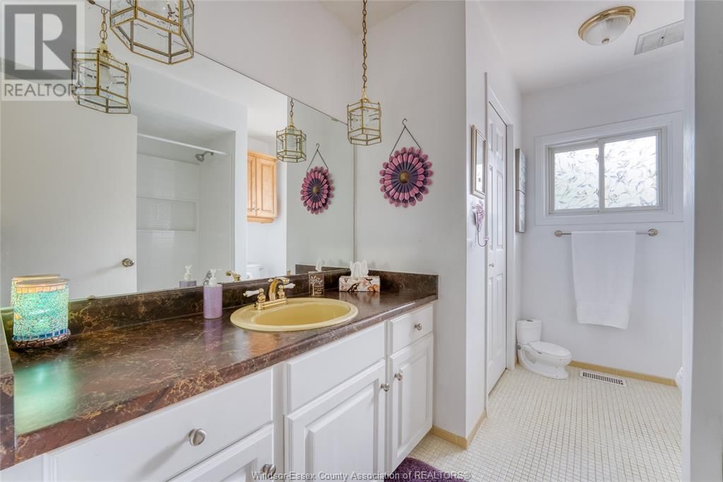 9944 HOLLY CRESCENT Image 24