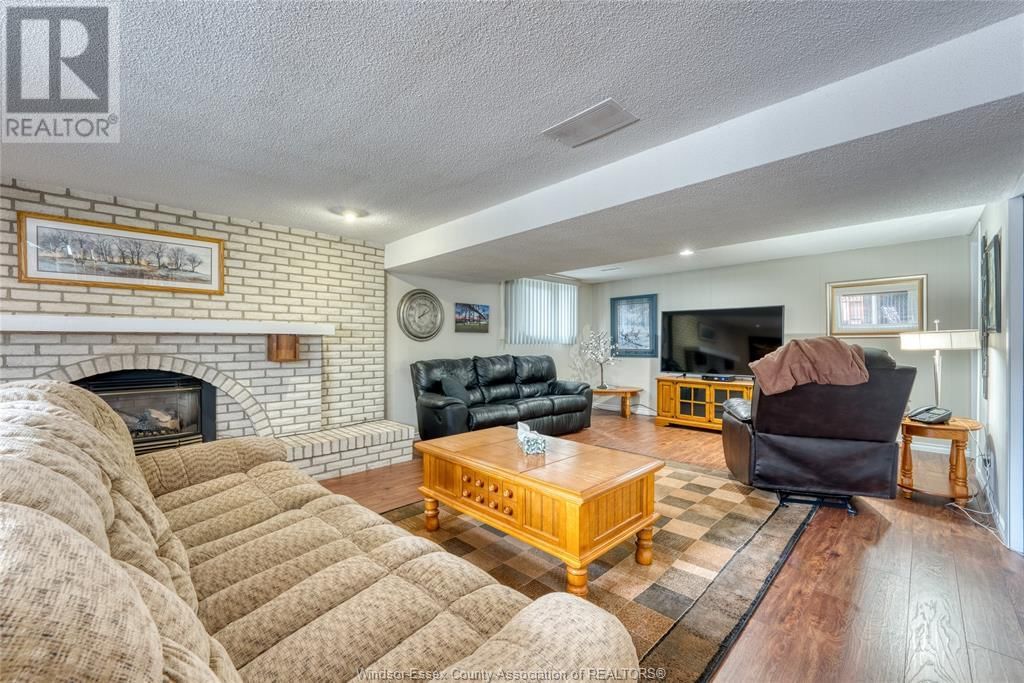 9944 HOLLY CRESCENT Image 26