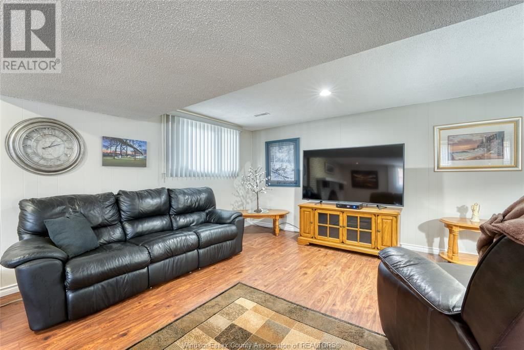 9944 HOLLY CRESCENT Image 27