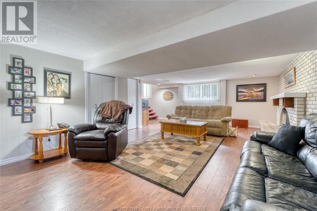 9944 HOLLY CRESCENT Image 29