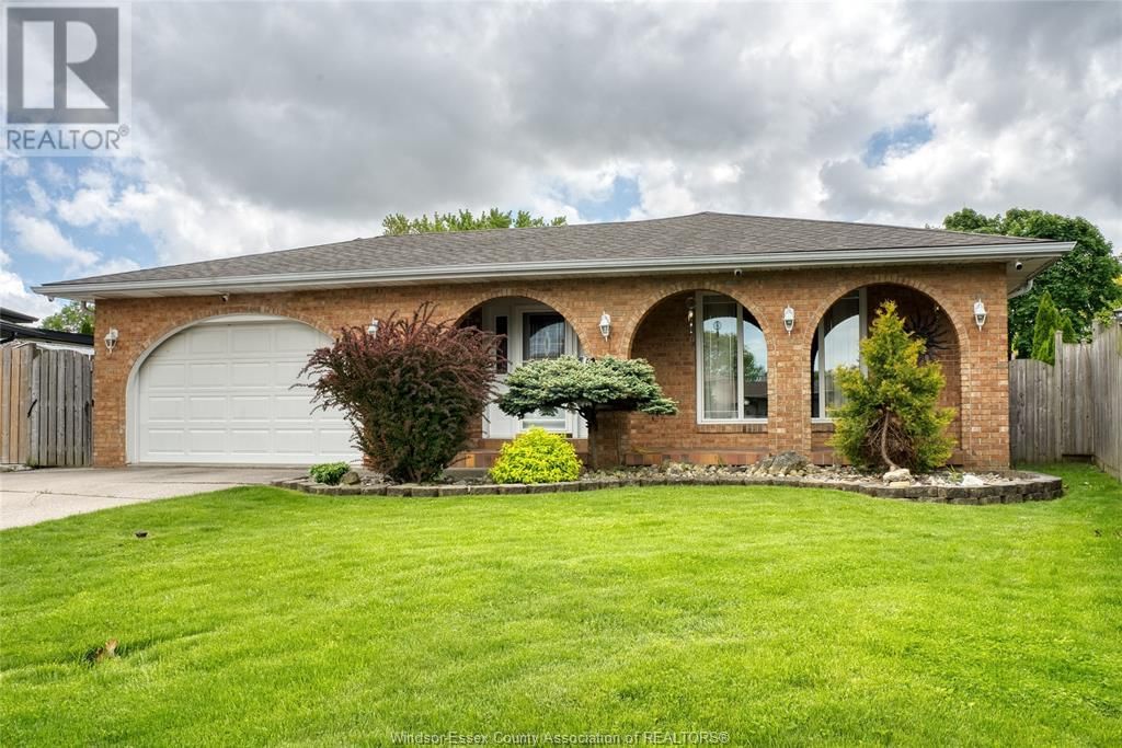 9944 HOLLY CRESCENT Image 3