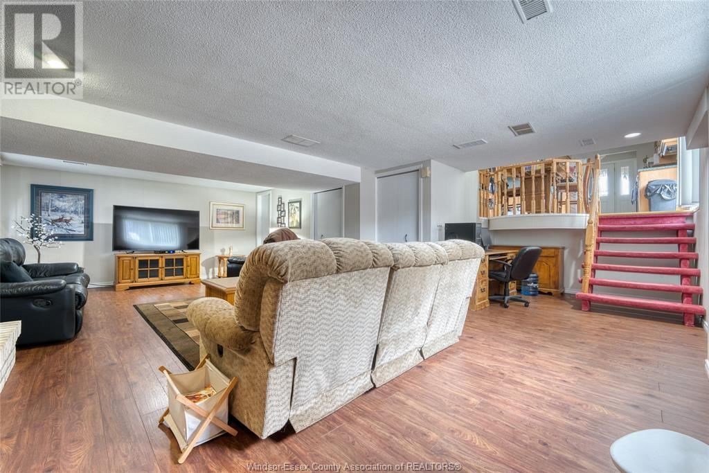 9944 HOLLY CRESCENT Image 30