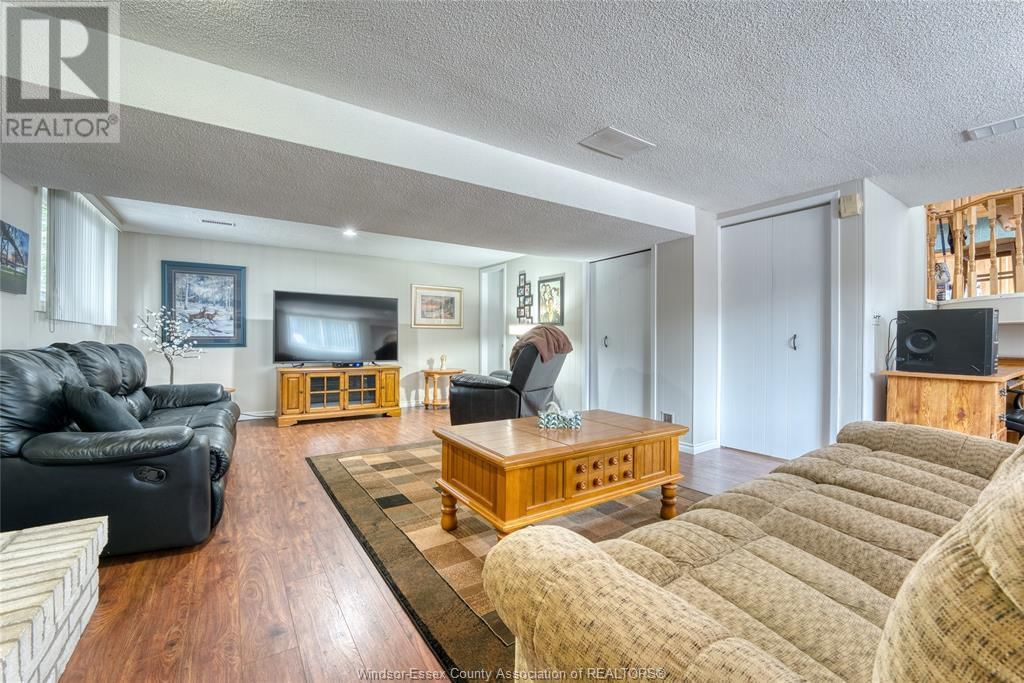 9944 HOLLY CRESCENT Image 31