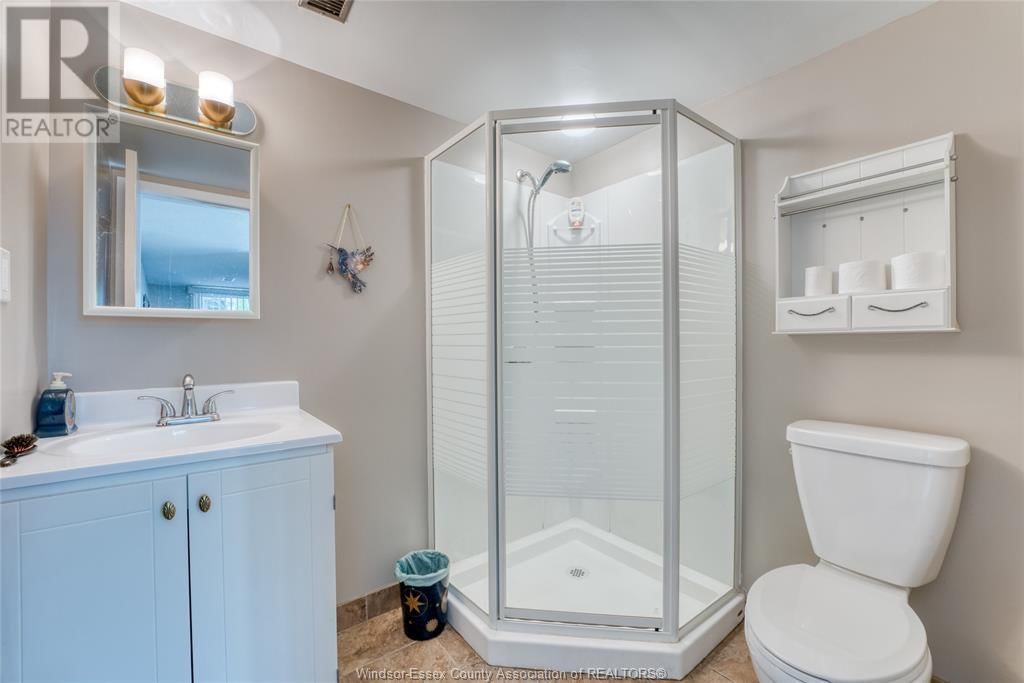 9944 HOLLY CRESCENT Image 32