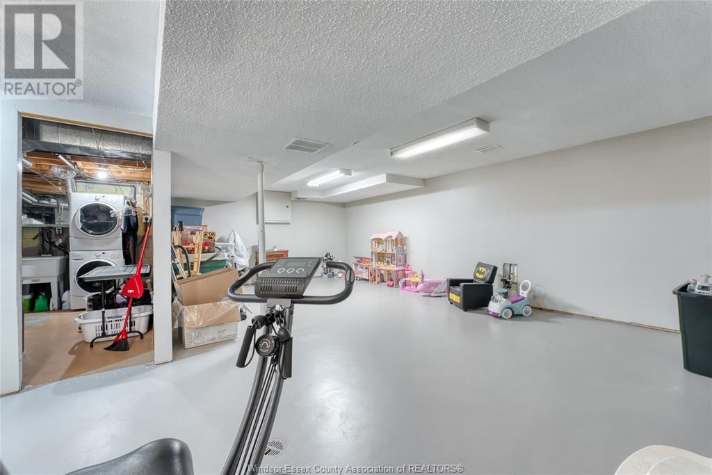 9944 HOLLY CRESCENT Image 34