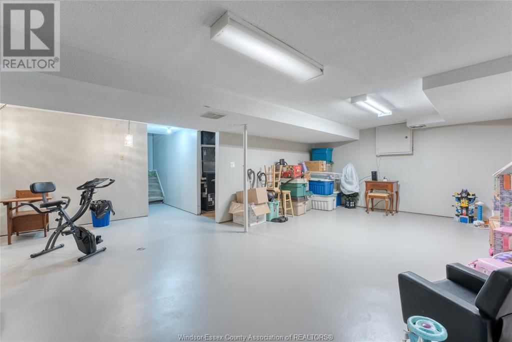 9944 HOLLY CRESCENT Image 35