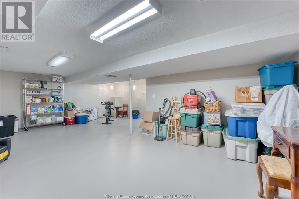 9944 HOLLY CRESCENT Image 36