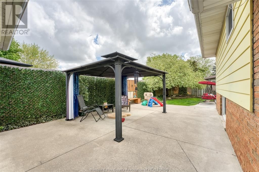 9944 HOLLY CRESCENT Image 37