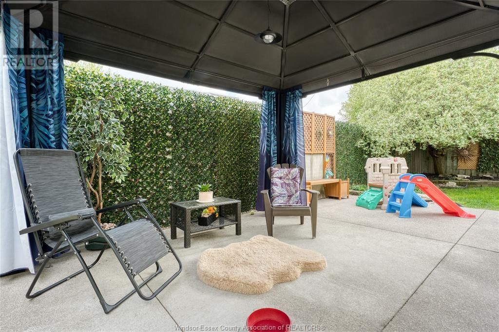 9944 HOLLY CRESCENT Image 38