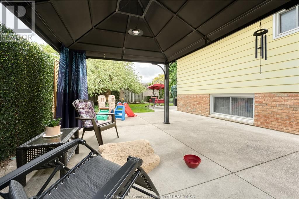 9944 HOLLY CRESCENT Image 39