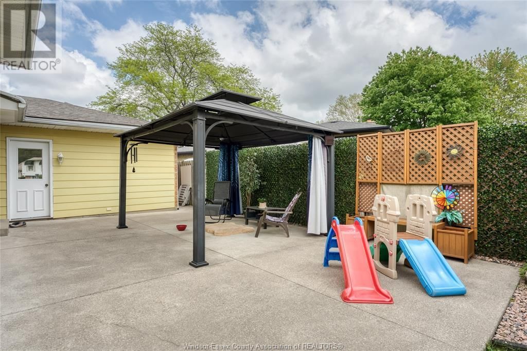 9944 HOLLY CRESCENT Image 40