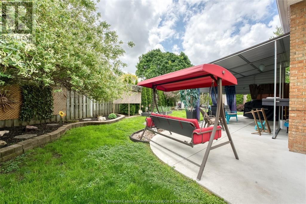 9944 HOLLY CRESCENT Image 41