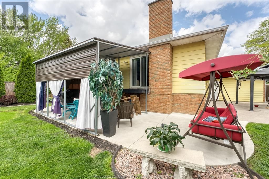 9944 HOLLY CRESCENT Image 43