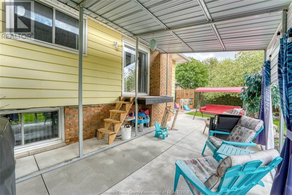 9944 HOLLY CRESCENT Image 44