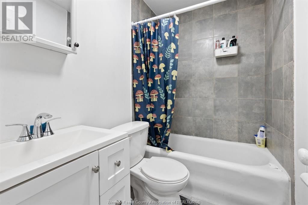 1445 WYANDOTTE STREET EAST Image 12