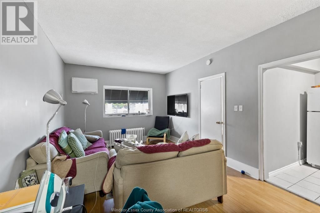 1445 WYANDOTTE STREET EAST Image 13