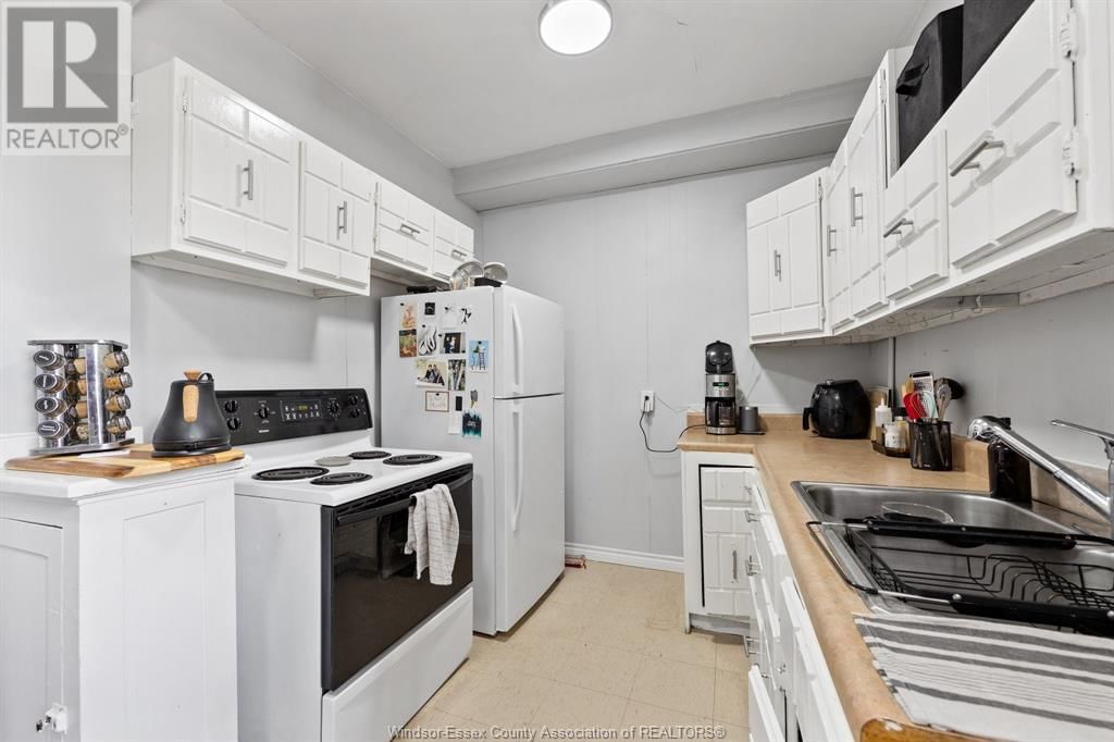 1445 WYANDOTTE STREET EAST Image 20