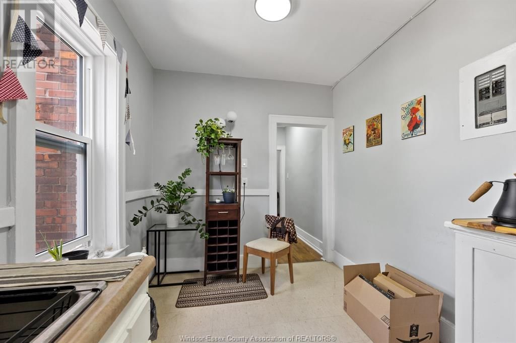 1445 WYANDOTTE STREET EAST Image 21