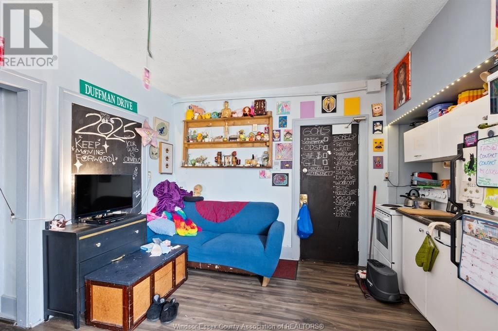 1445 WYANDOTTE STREET EAST Image 23