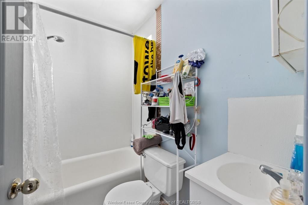 1445 WYANDOTTE STREET EAST Image 24