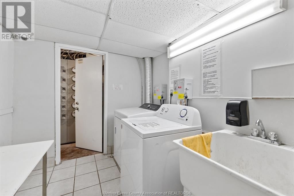 1445 WYANDOTTE STREET EAST Image 26
