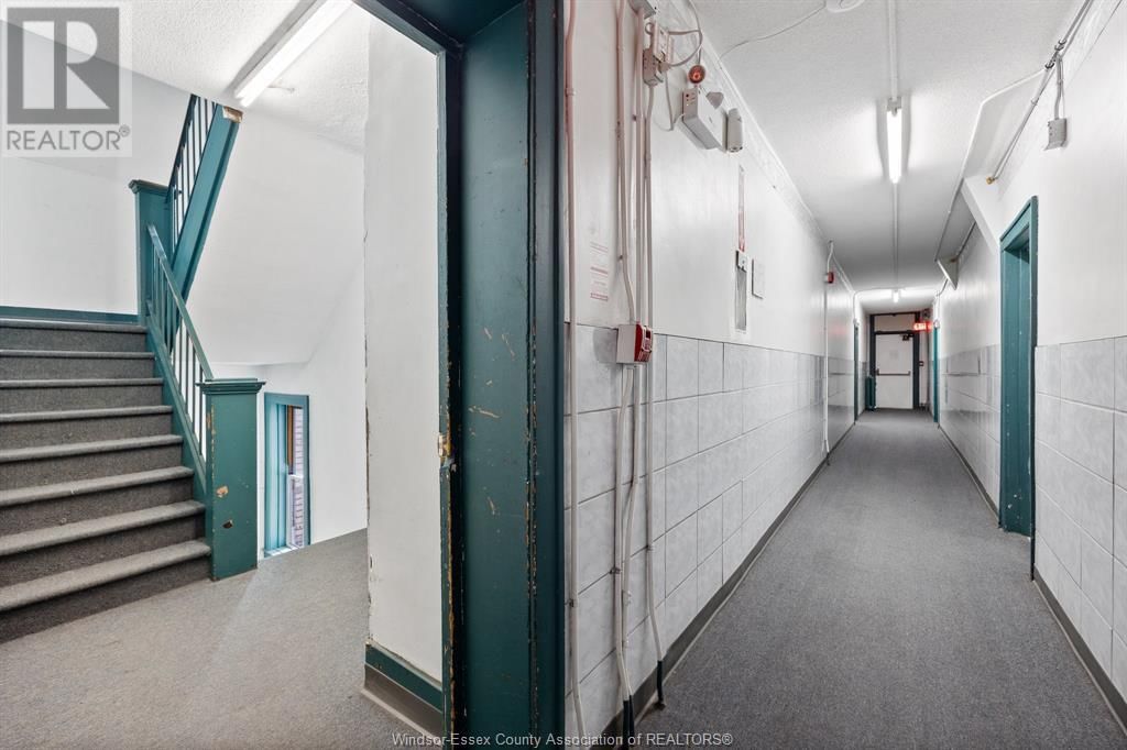 1445 WYANDOTTE STREET EAST Image 28