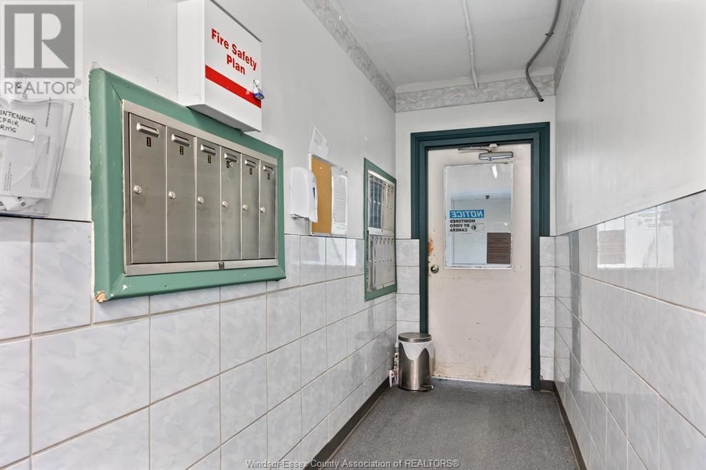 1445 WYANDOTTE STREET EAST Image 29