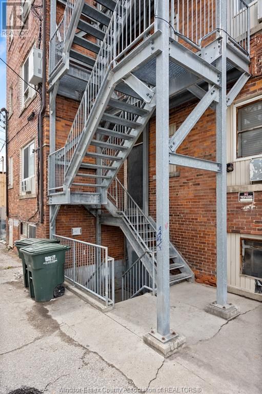 1445 WYANDOTTE STREET EAST Image 30