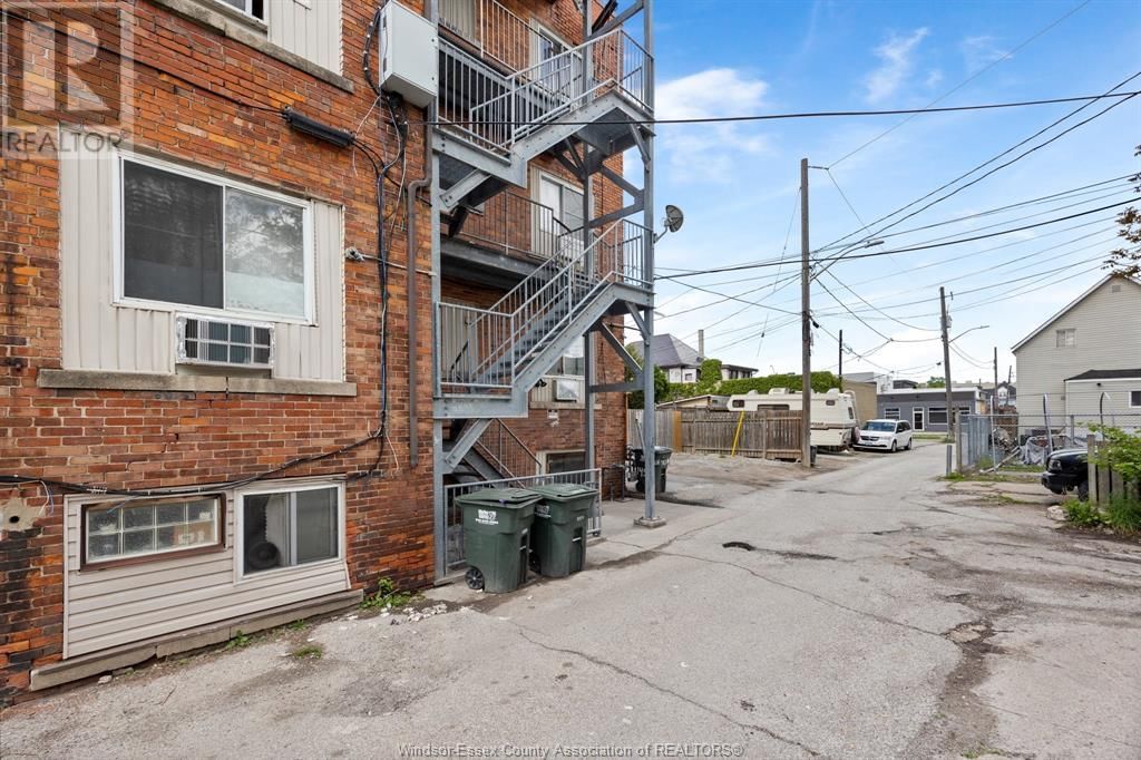 1445 WYANDOTTE STREET EAST Image 31