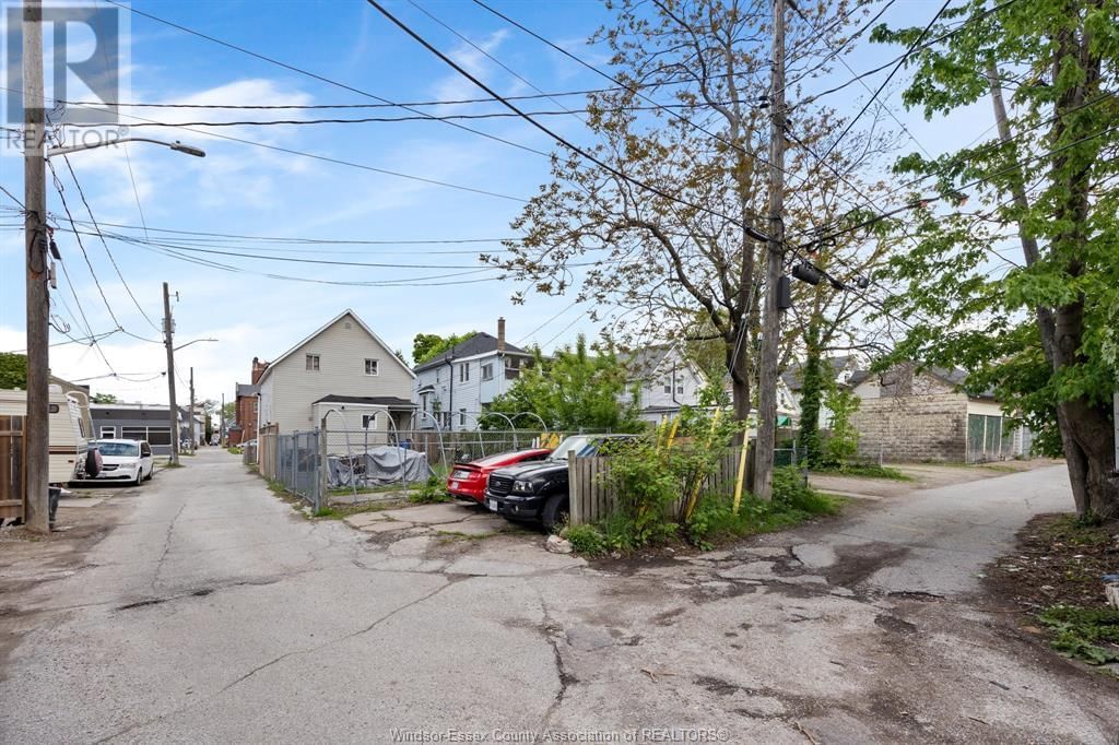 1445 WYANDOTTE STREET EAST Image 32