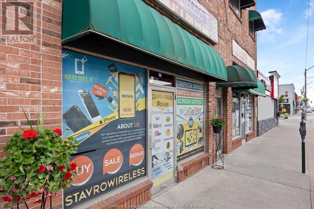 1445 WYANDOTTE STREET EAST Image 34
