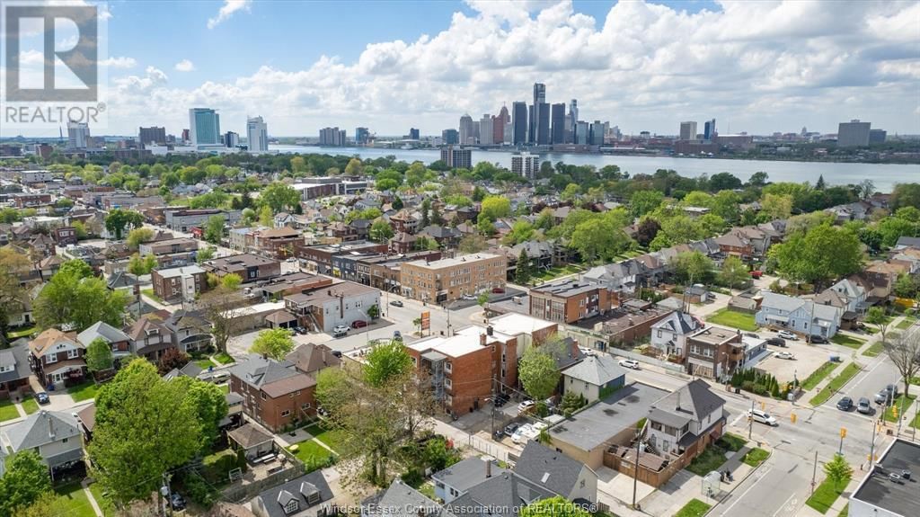 1445 WYANDOTTE STREET EAST Image 36