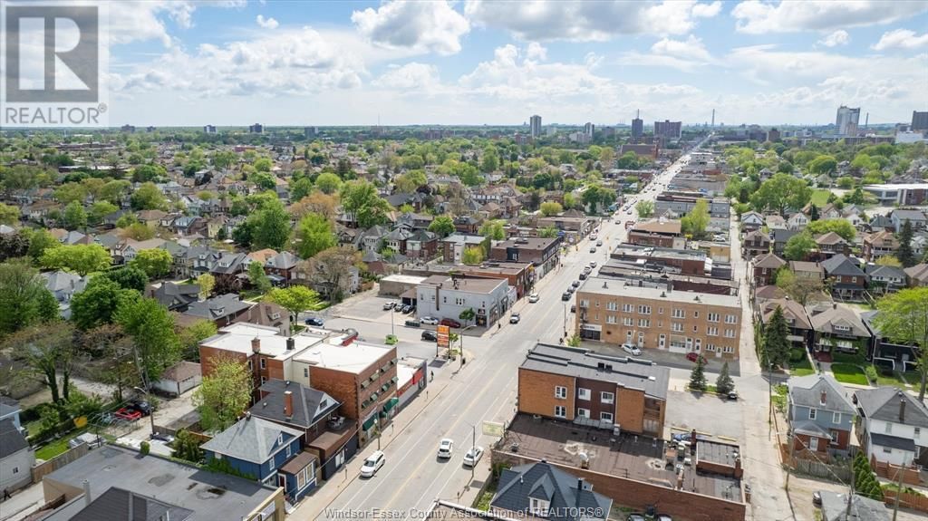 1445 WYANDOTTE STREET EAST Image 39