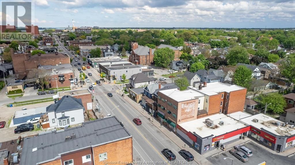 1445 WYANDOTTE STREET EAST Image 43