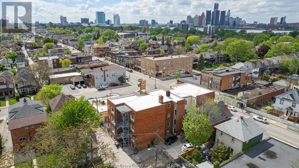 1445 WYANDOTTE STREET EAST Image 44