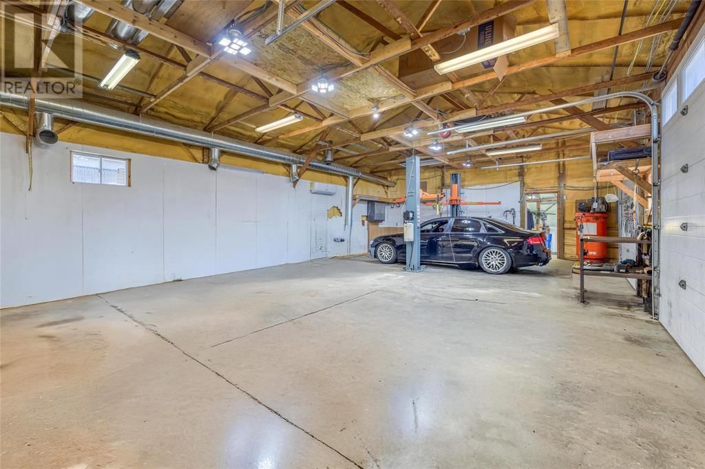 2406 JANE STREET Image 17