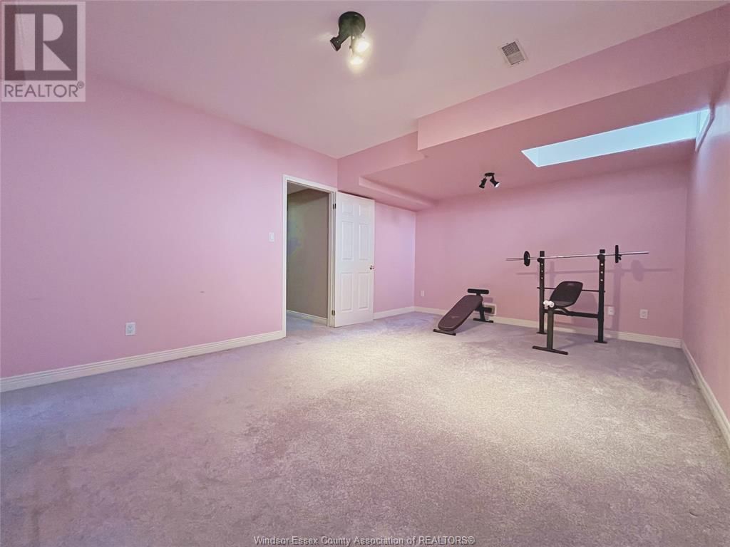 536 LISA CRESCENT Image 22
