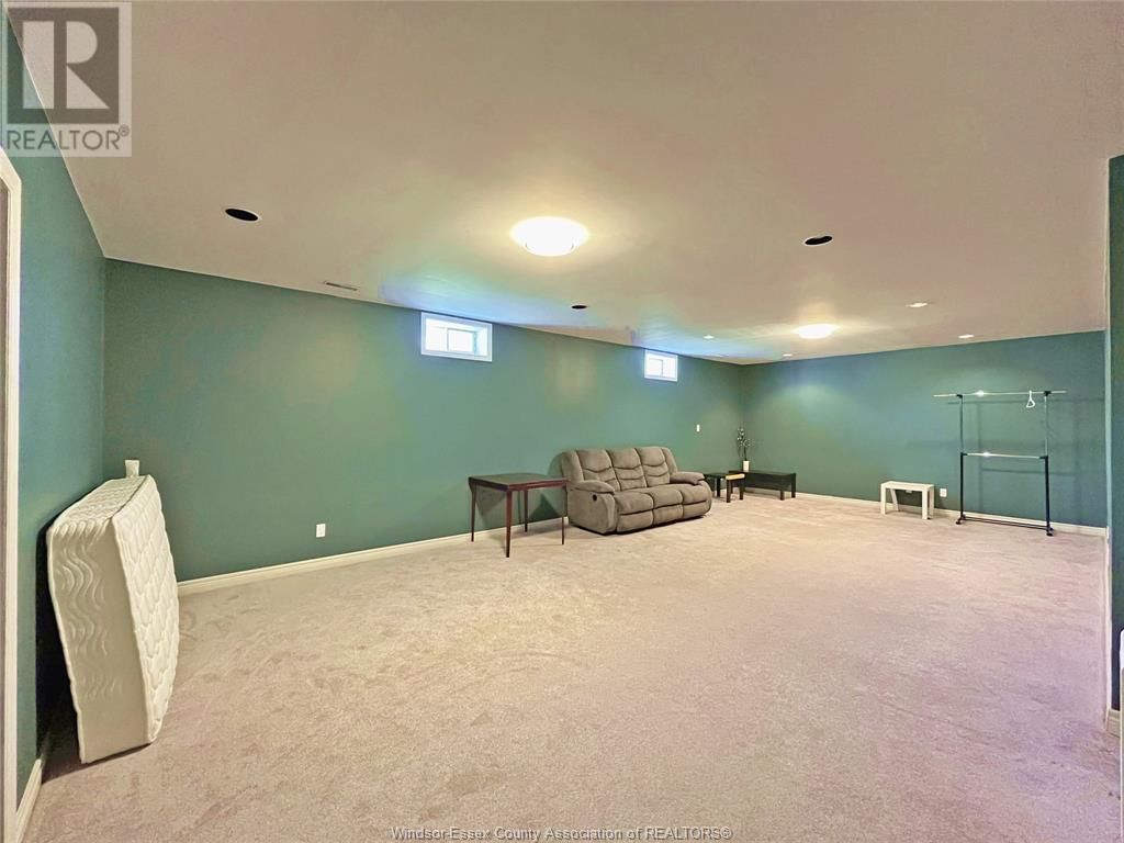 536 LISA CRESCENT Image 23