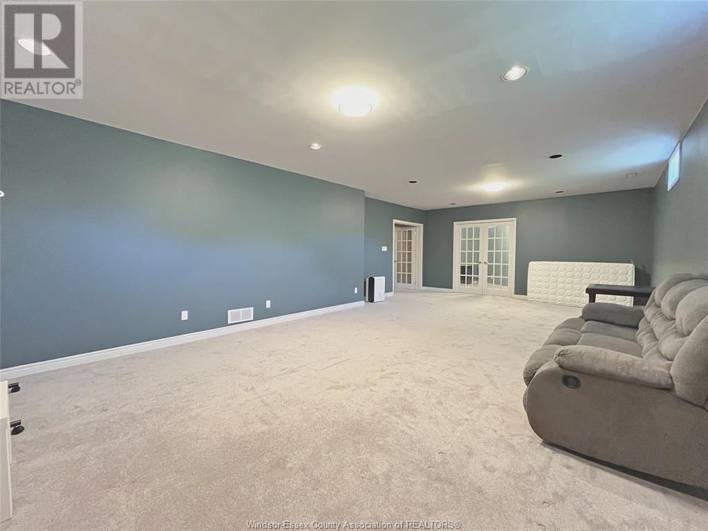 536 LISA CRESCENT Image 24