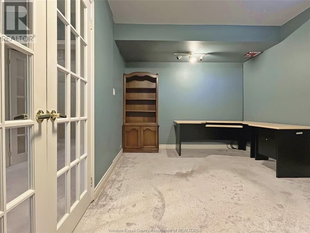 536 LISA CRESCENT Image 25