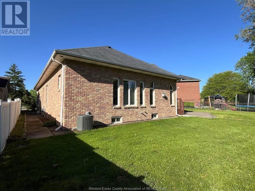 536 LISA CRESCENT Image 28