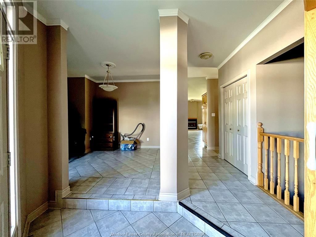 536 LISA CRESCENT Image 3