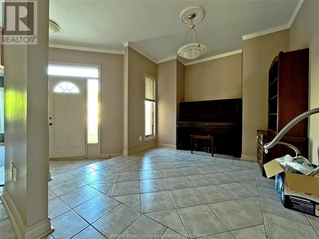536 LISA CRESCENT Image 4
