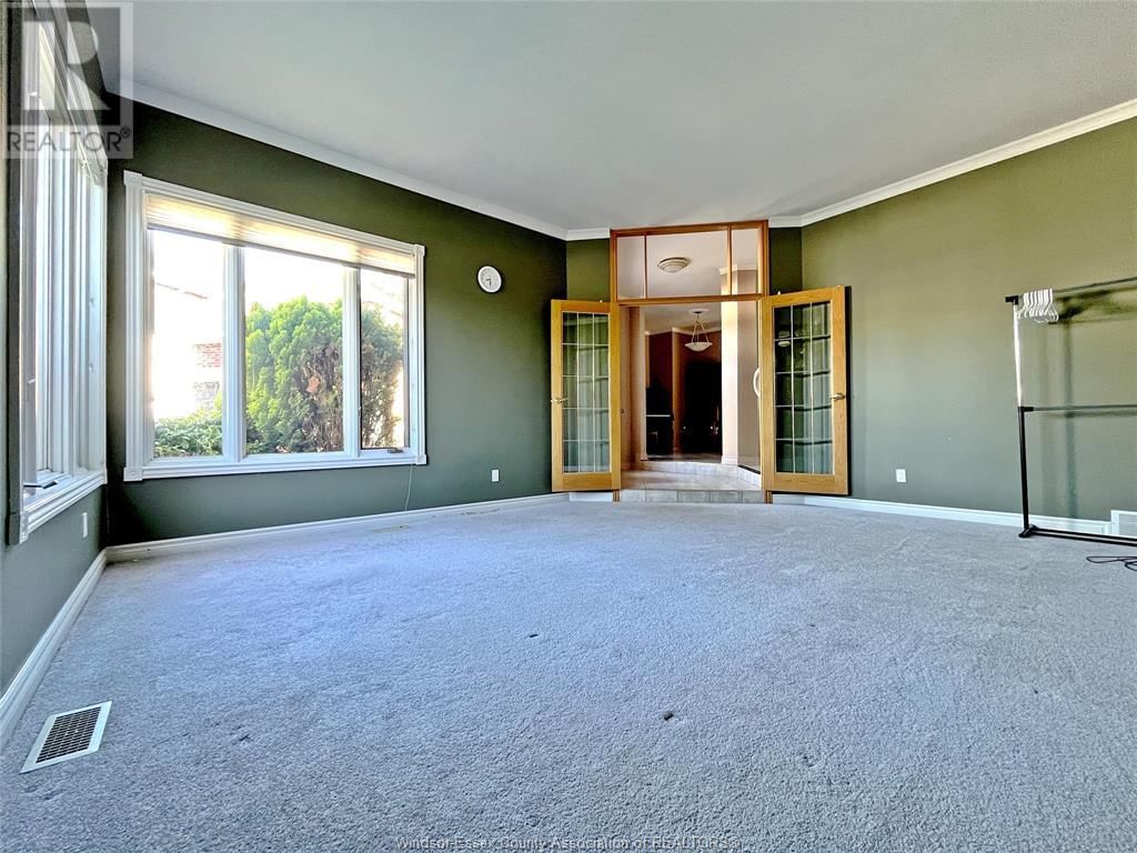 536 LISA CRESCENT Image 6