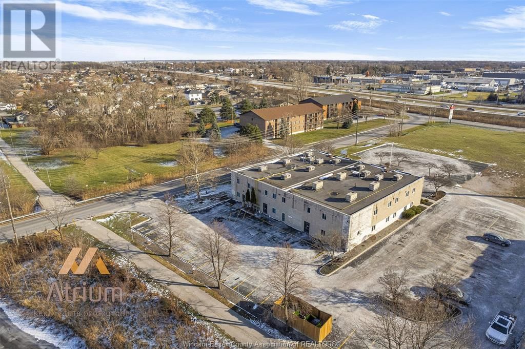 104 - 880 NORTH SERVICE ROAD Image 31