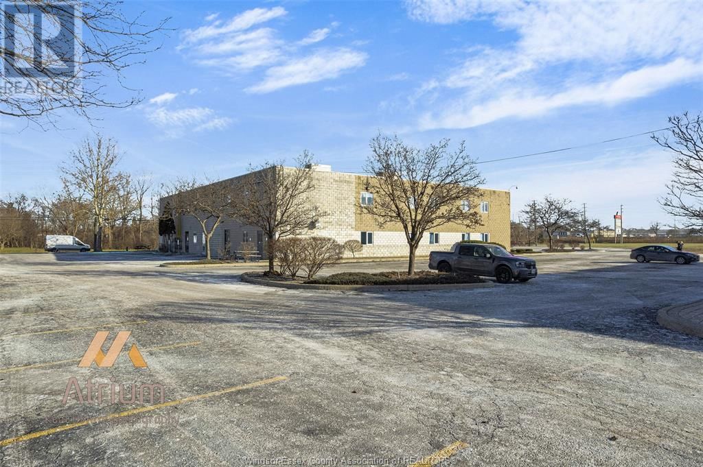 104 - 880 NORTH SERVICE ROAD Image 39